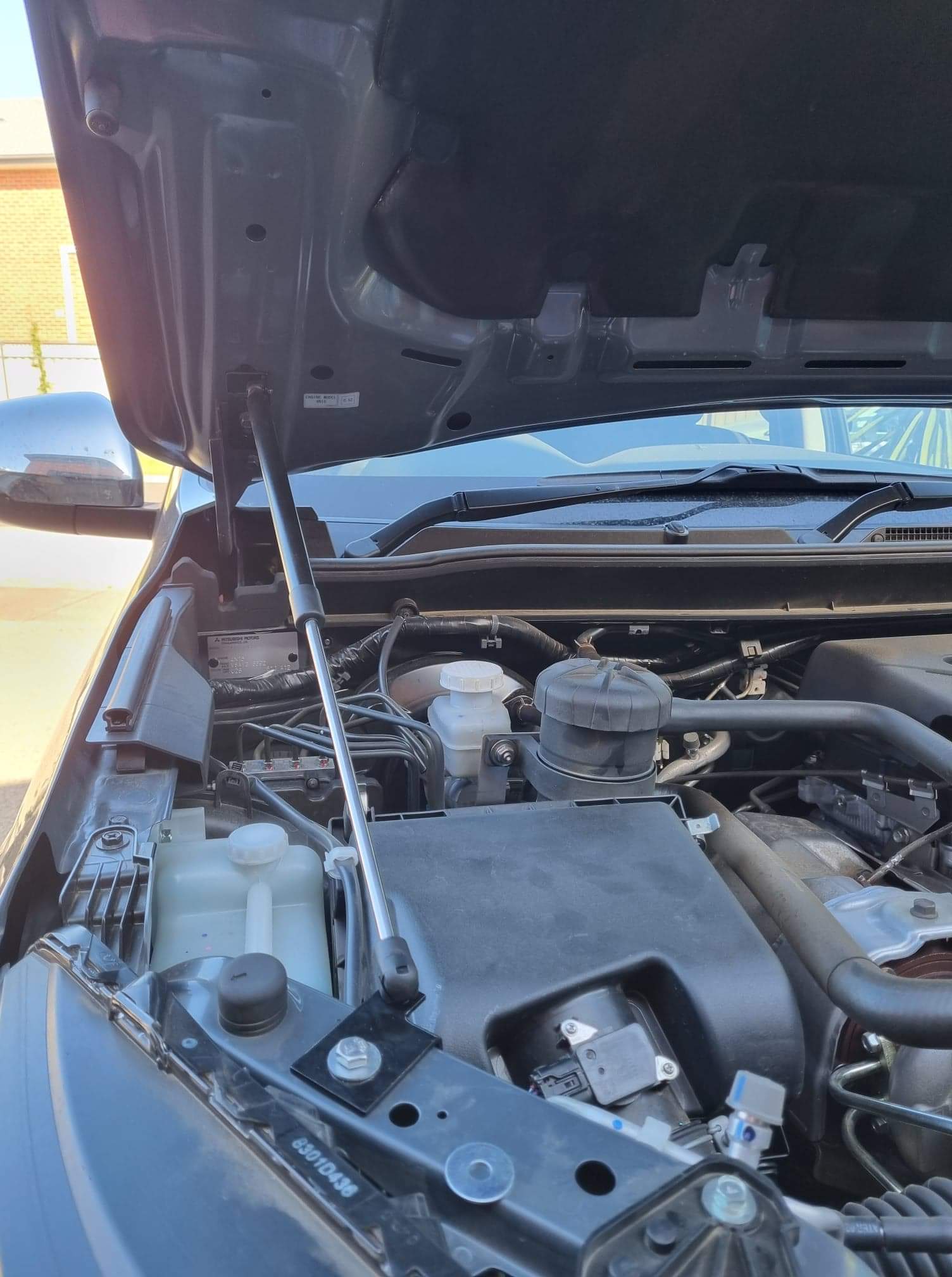 QF Pajero sport bonnet struts