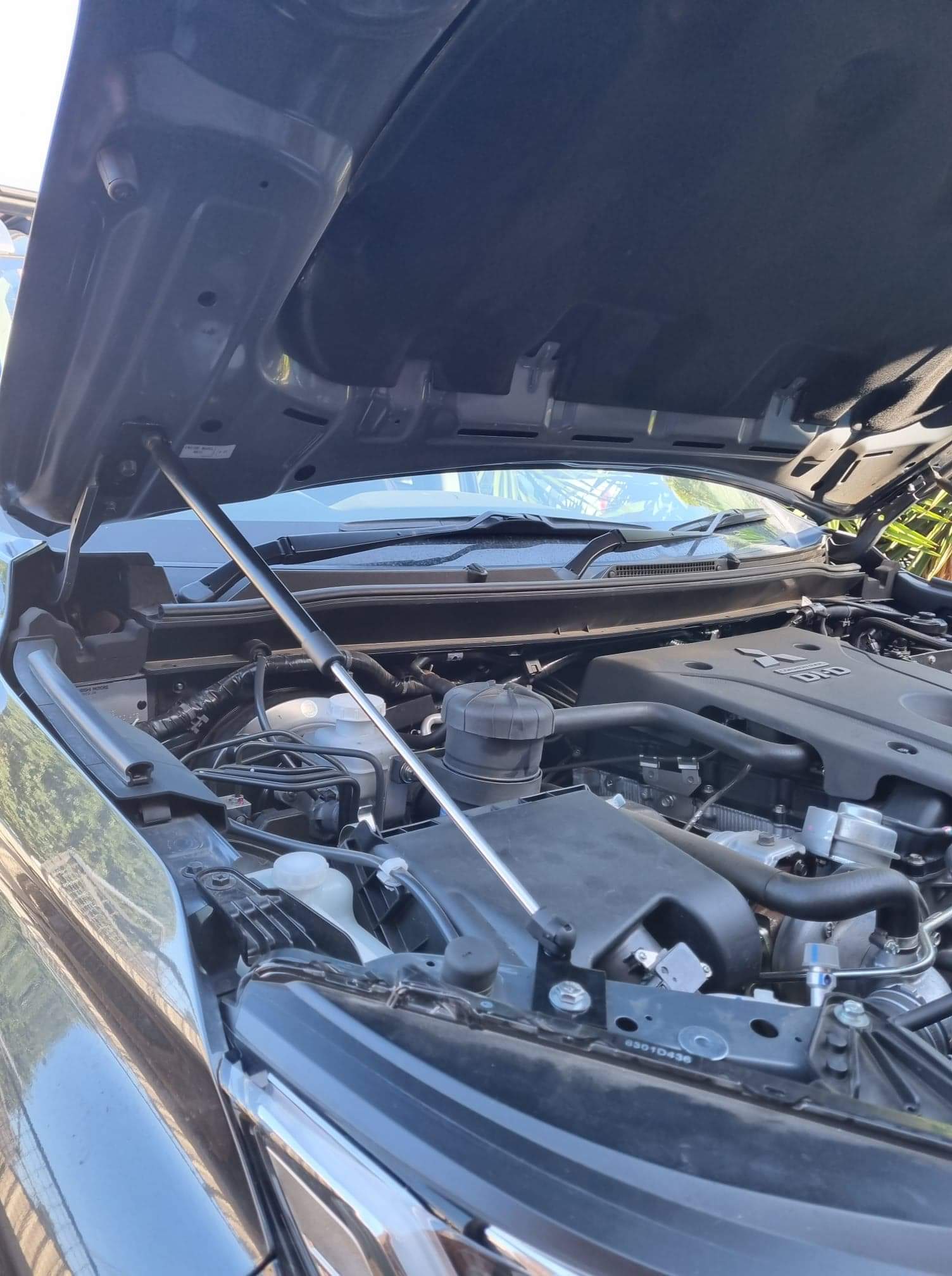 QF Pajero sport bonnet struts